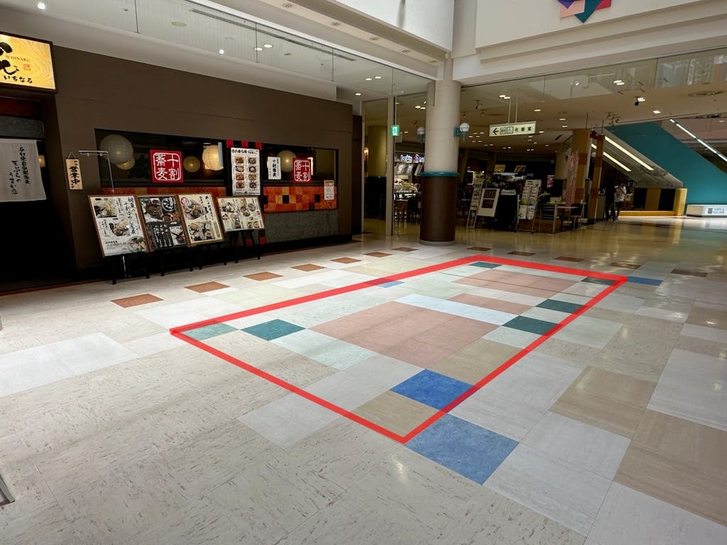 【サプラスクエア サプラ】食物販や販促プロモーションに最適な人通りが多い通路沿いに位置する催事スペースの画像