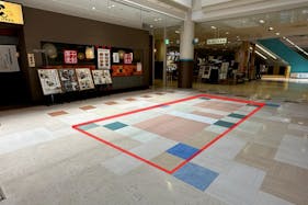 【サプラスクエア サプラ】食物販や販促プロモーションに最適な人通りが多い通路沿いに位置する催事スペース