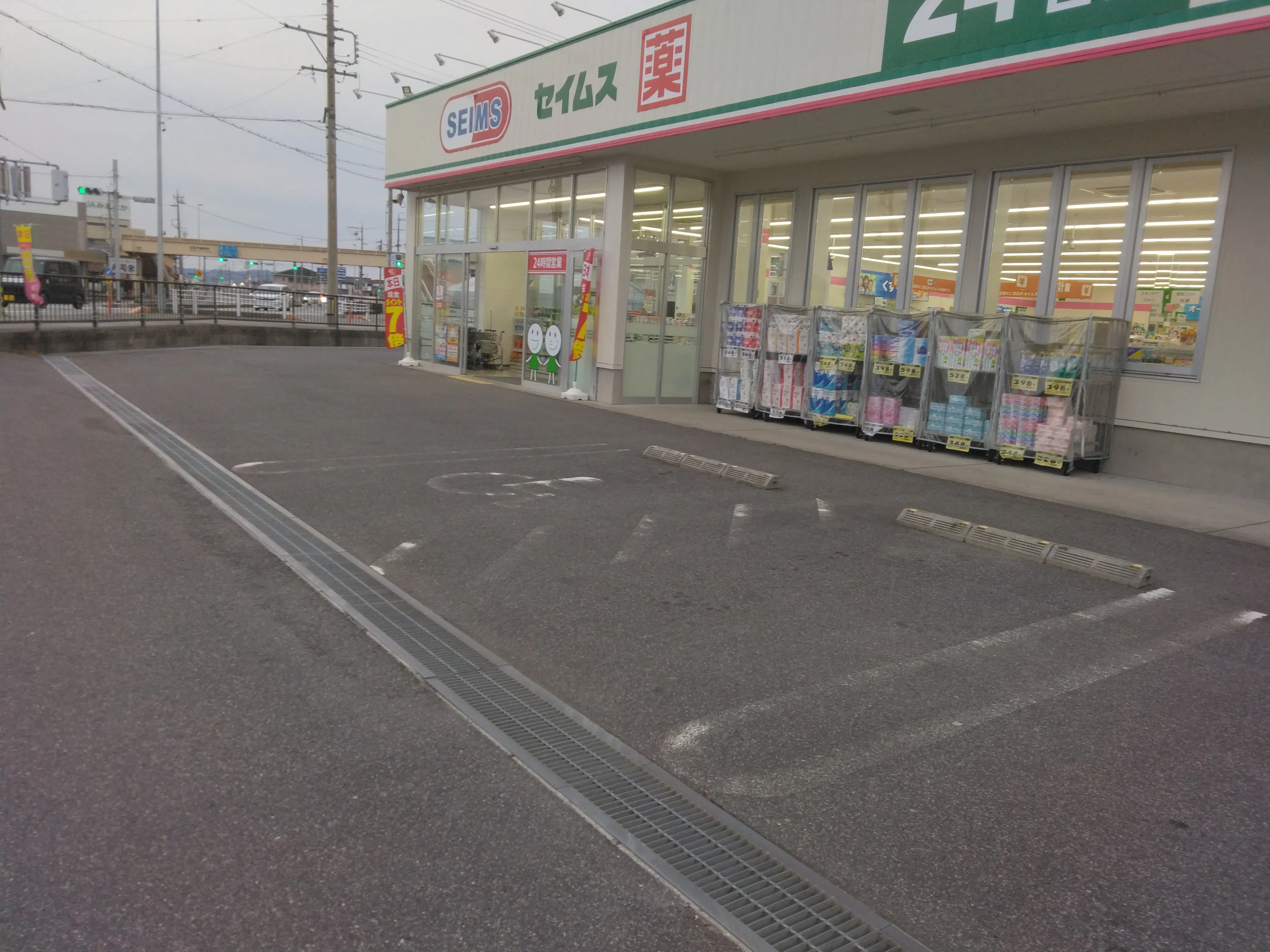 【ドラッグセイムス松阪櫛田店】キッチンカー出店やプロモーション催事に最適なドラッグストアの駐車場イベントスペース