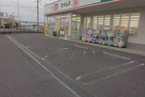 【ドラッグセイムス松阪櫛田店】キッチンカー出店やプロモーション催事に最適なドラッグストアの駐車場イベントスペース