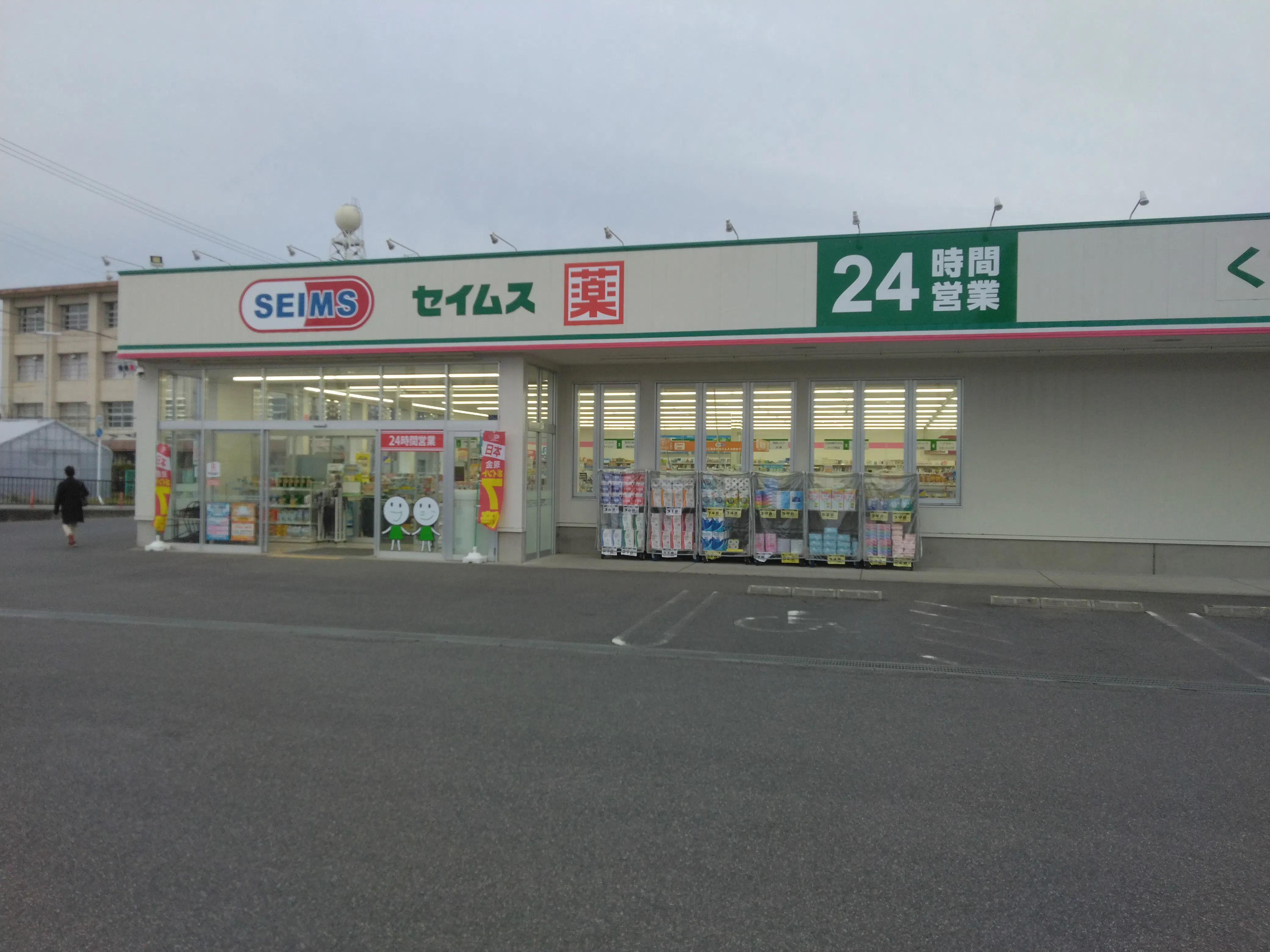 【ドラッグセイムス松阪櫛田店】キッチンカー出店やプロモーション催事に最適なドラッグストアの駐車場イベントスペース