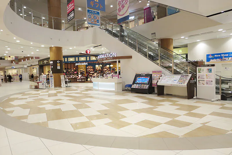 【イオンモール春日部】1F こもれび広場の画像