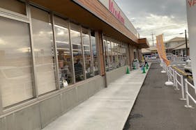 【マルキュウ田布施店】プロモーションイベントに最適なスーパーの店頭軒下イベントスペース