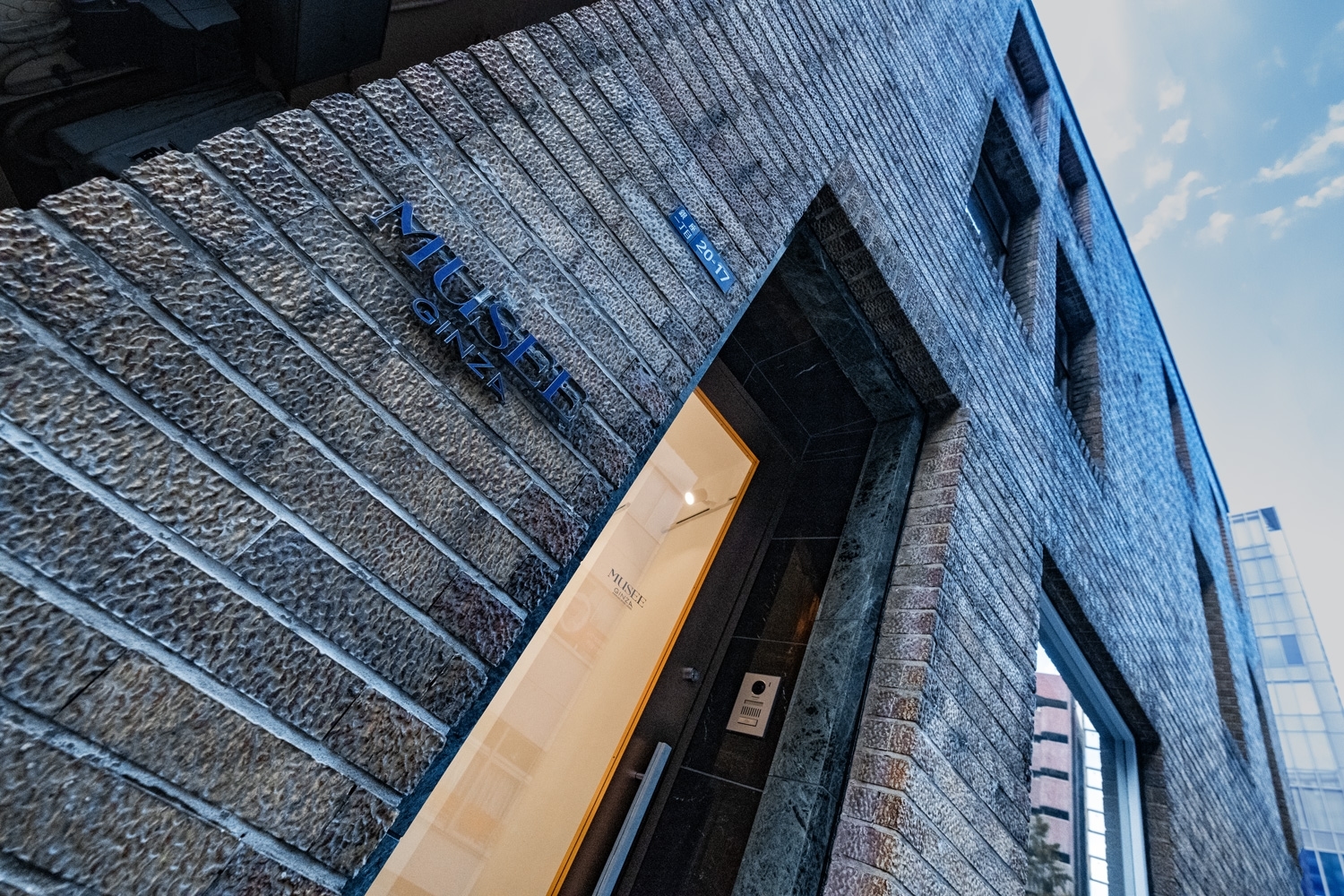 銀座・昭和通りに面した角地。90年前からそのままの姿で現代に残る「近代建築100選」に選ばれた歴史的建造物。新たに、3階に誕生したばかりのギャラリーと屋上空間です。エントランスはビル裏手に独立してあります。（※1階表面は別店舗です）