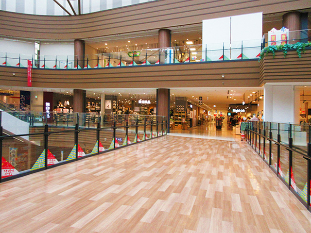 【イオンモール多摩平の森】2F 中央ブリッジ