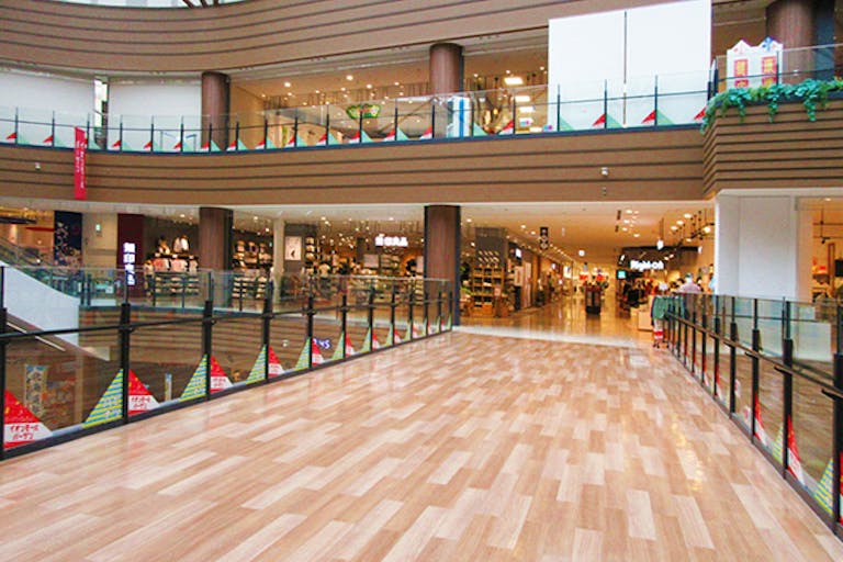 【イオンモール多摩平の森】2F 中央ブリッジの画像1