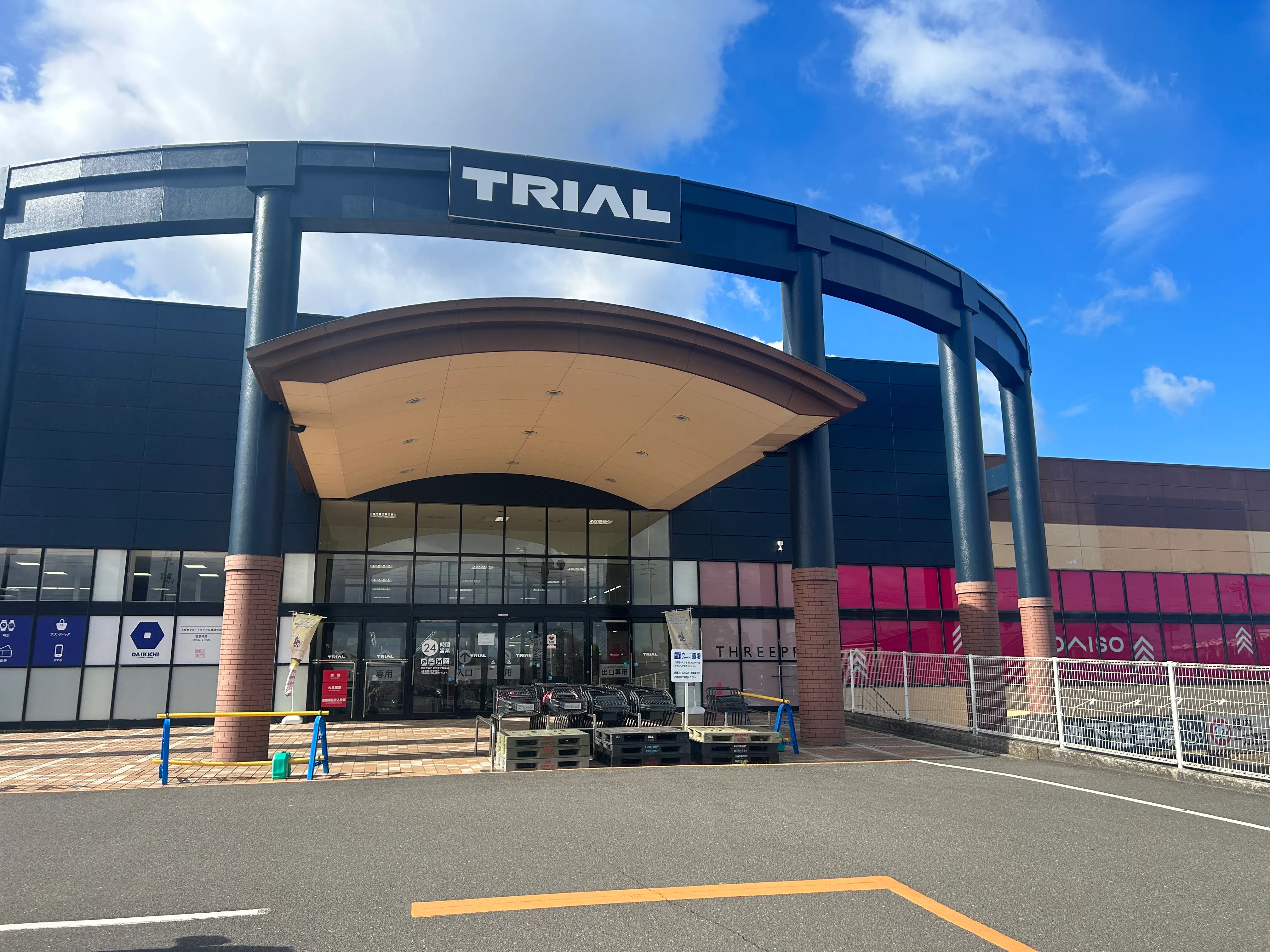 【メガセンタートライアル善通寺店】キッチンカー（調理営業）出店限定/屋外　③テナント側入口・キッチンカースペース（店舗正面右側の入り口）※電源準備中の画像