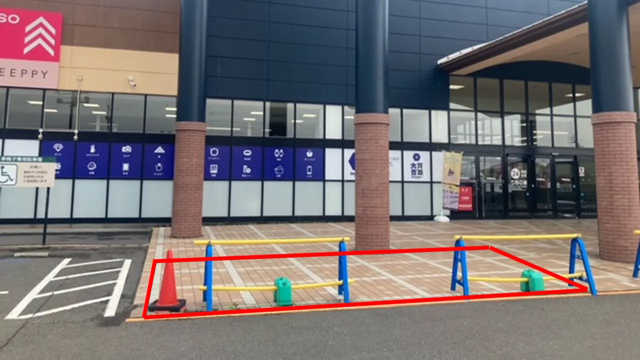 【メガセンタートライアル善通寺店】キッチンカー（調理営業）出店限定/屋外　③テナント側入口・キッチンカースペース（店舗正面右側の入り口）※電源準備中