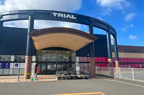 【メガセンタートライアル善通寺店】キッチンカー(調理営業)出店限定/屋外 ③テナント側入口・キッチンカースペース(店舗正面右側の入り口)※電源準備中