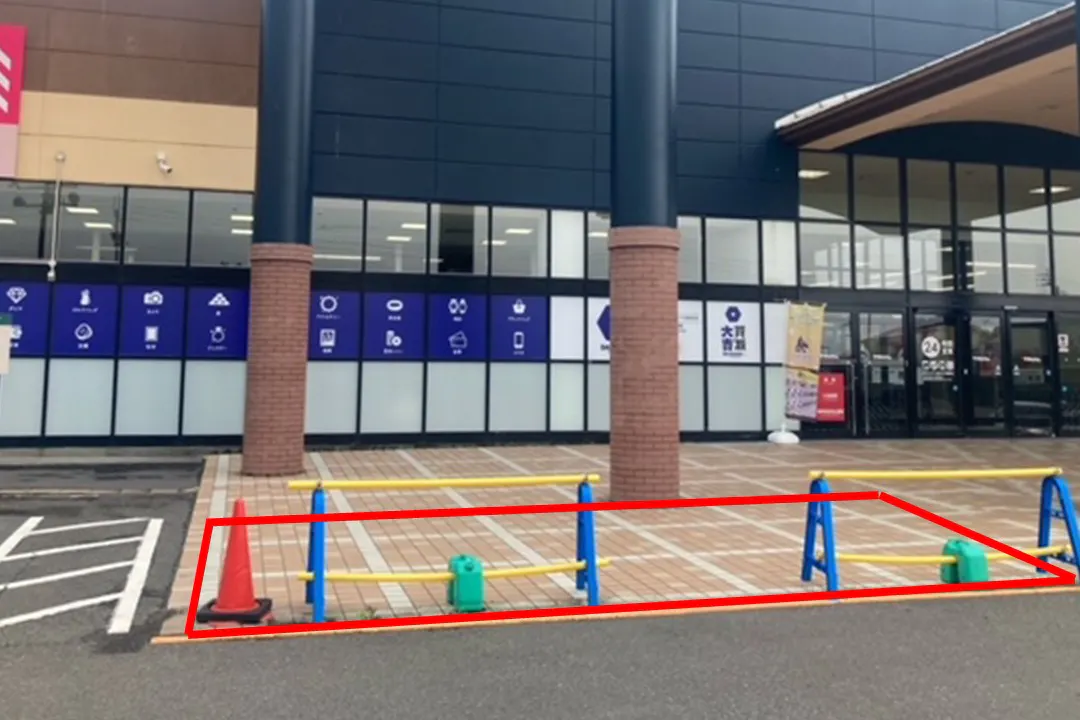【メガセンタートライアル善通寺店】キッチンカー(調理営業)出店限定/屋外 ③テナント側入口・キッチンカースペース(店舗正面右側の入り口)※電源準備中