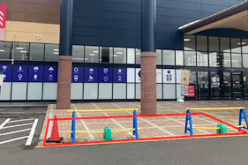 【メガセンタートライアル善通寺店】キッチンカー(調理営業)出店限定/屋外 ③テナント側入口・キッチンカースペース(店舗正面右側の入り口)※電源準備中