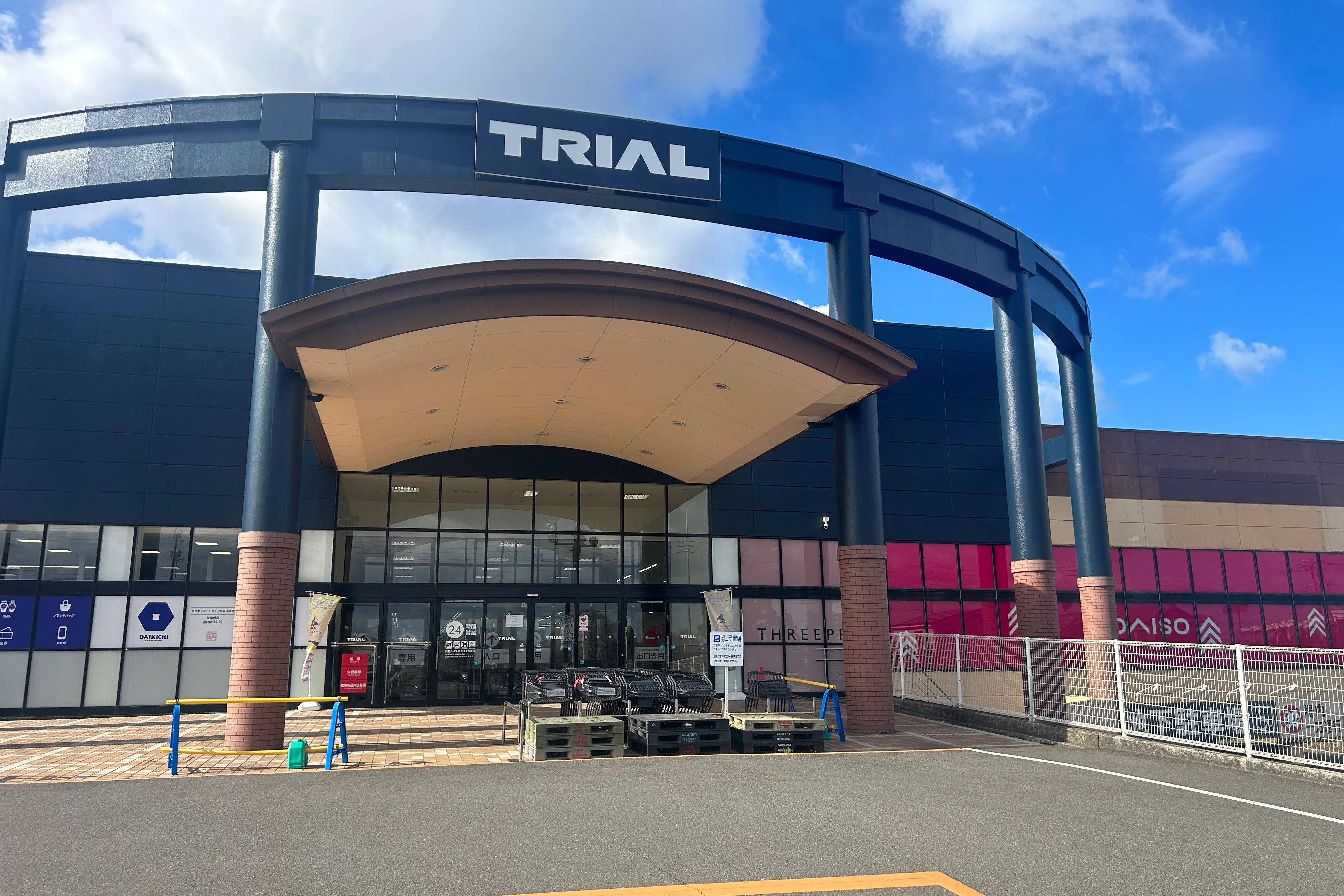 【メガセンタートライアル善通寺店】キッチンカー(調理営業)出店限定/屋外 ③テナント側入口・キッチンカースペース(店舗正面右側の入り口)※電源準備中