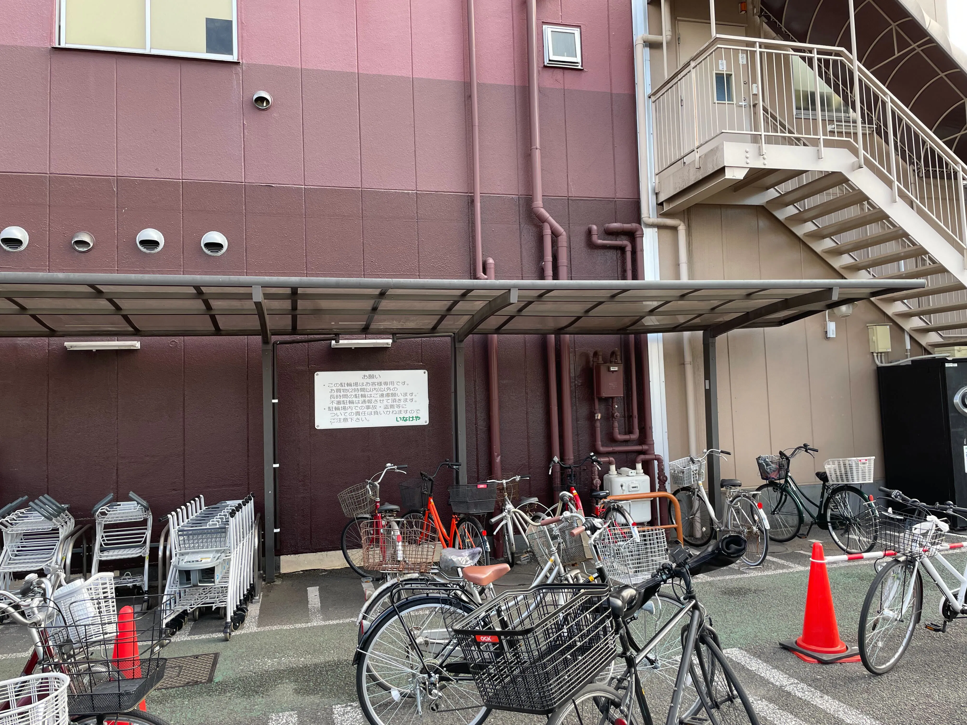 【いなげや三鷹牟礼店】各種プロモーションイベントに最適なスーパーマーケットの軒下イベントスペース