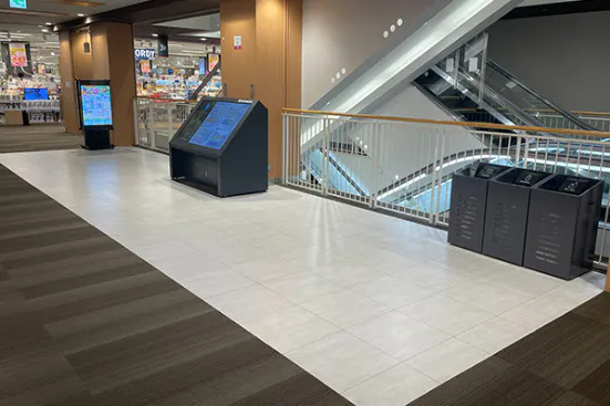 【イオンモール茨木*】3F 中央エスカレーター横(北側)※専門店側