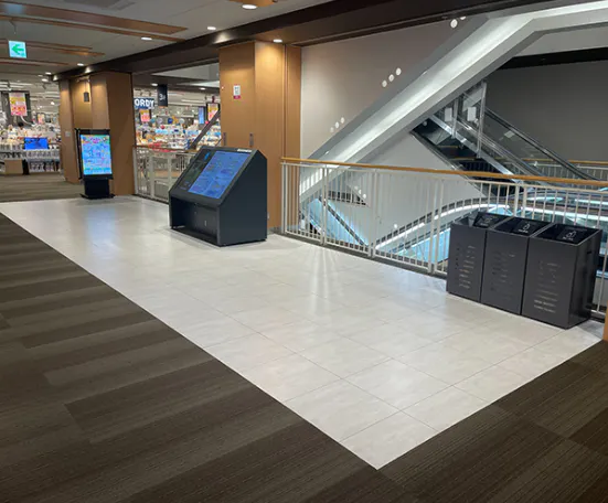 【イオンモール茨木*】3F 中央エスカレーター横（北側）※専門店側