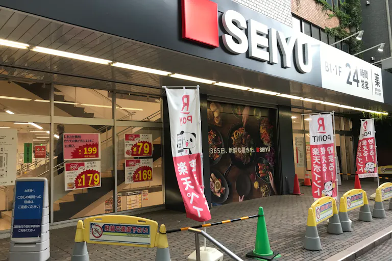 【西友 国分寺店】屋外軒先 店頭入口横 プロモーション用途や物販、食物販のポップアップストアに最適なスーパーの屋外催事イベントスペースの画像1