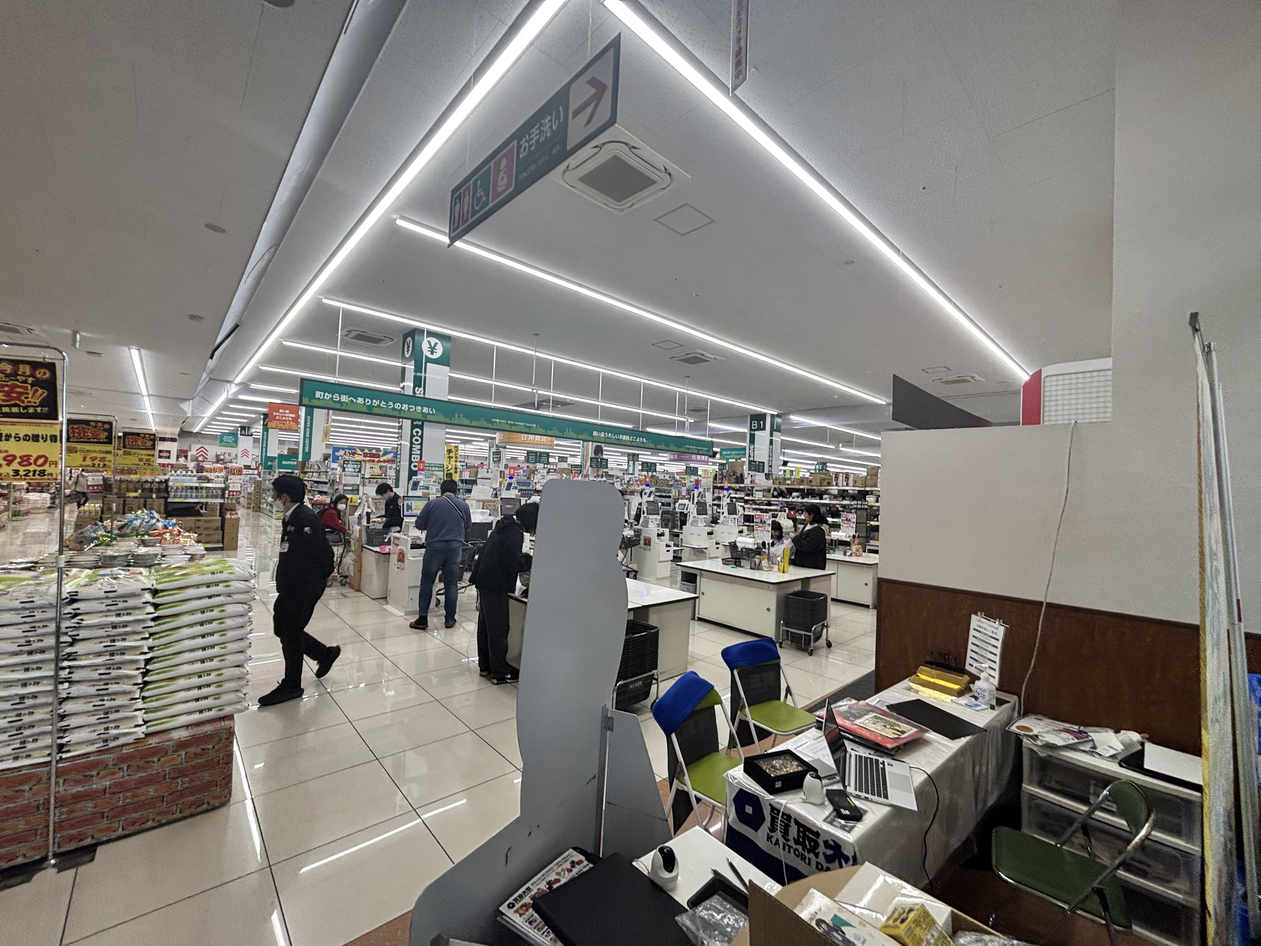 【HIヒロセスーパーコンボ大在店】プロモーションイベントに最適なホームセンターの風除室スペース