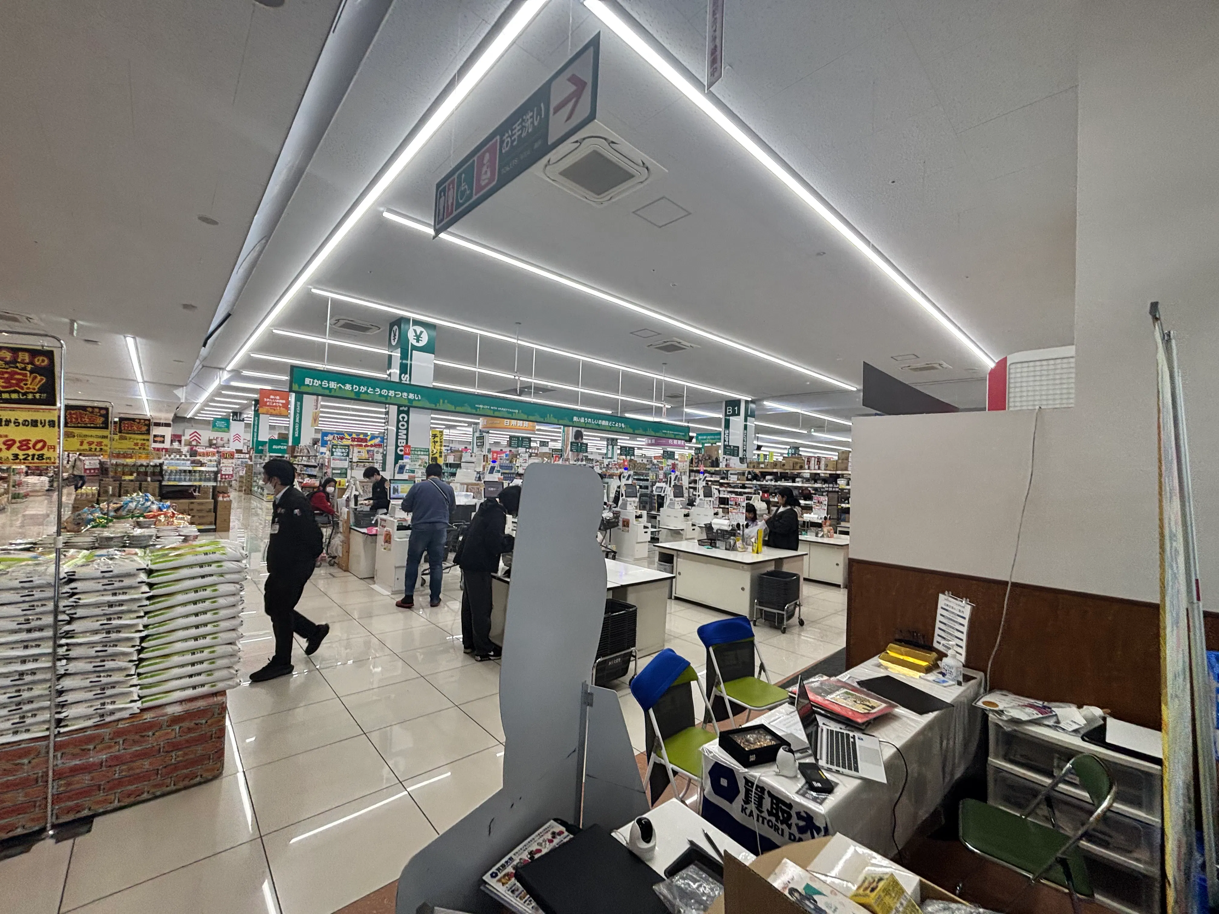 【HIヒロセスーパーコンボ大在店】プロモーションイベントに最適なホームセンターの風除室スペース