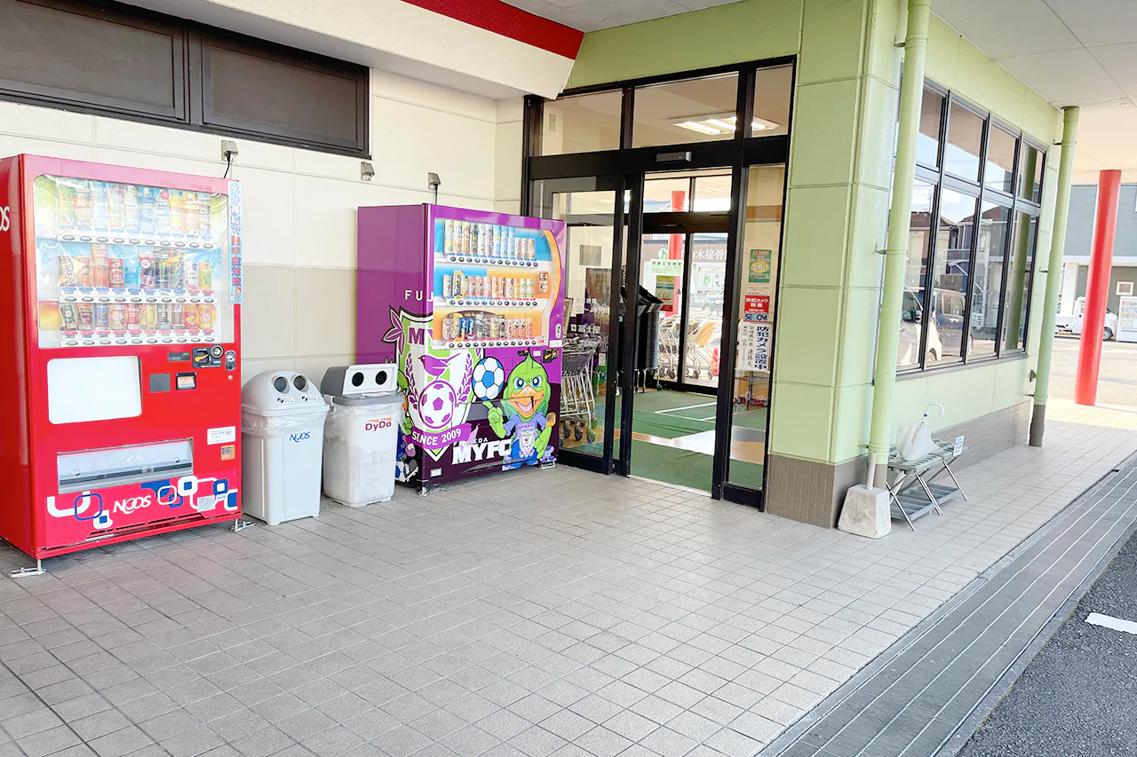【富士屋東名店】キッチンカーやプロモーションに最適な店舗入口前の軒先スペース