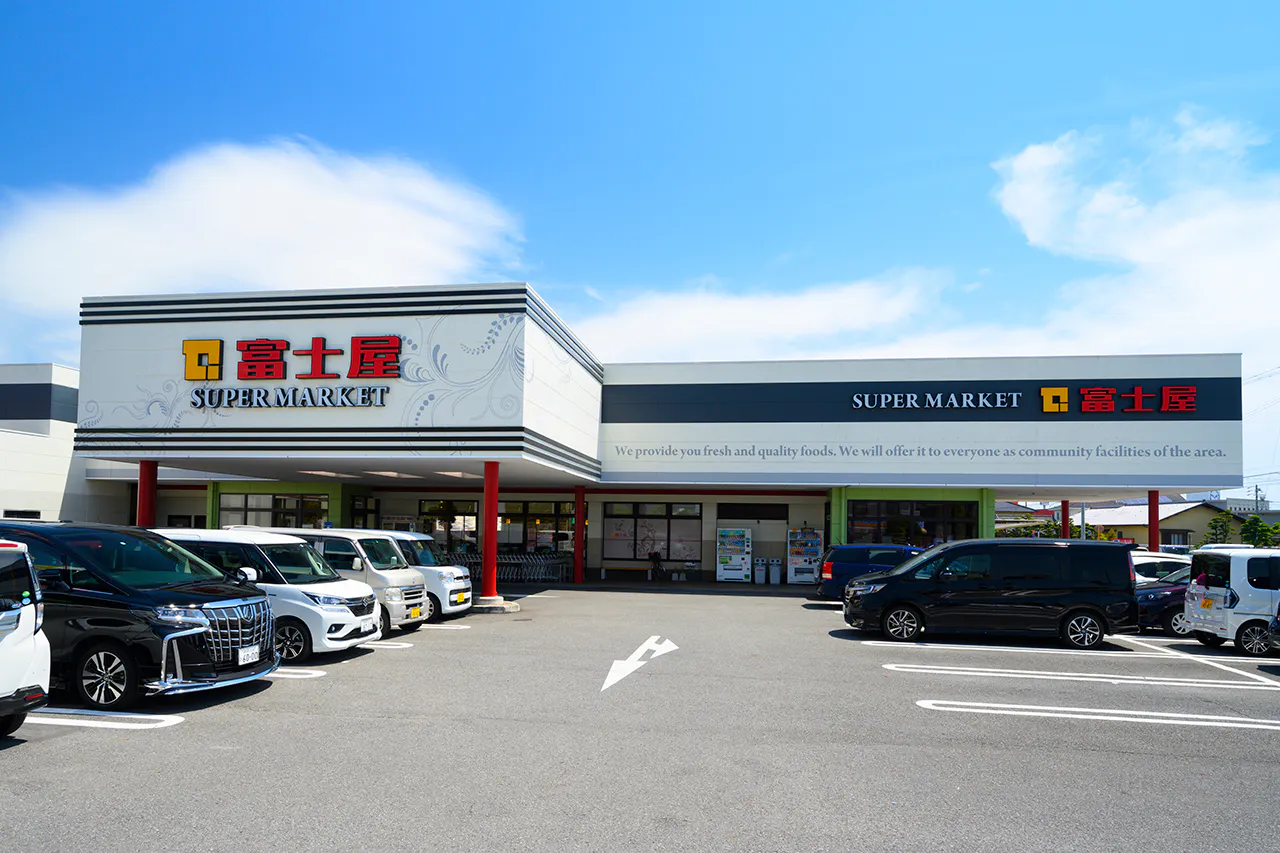 【富士屋東名店】キッチンカーやプロモーションに最適な店舗入口前の軒先スペース
