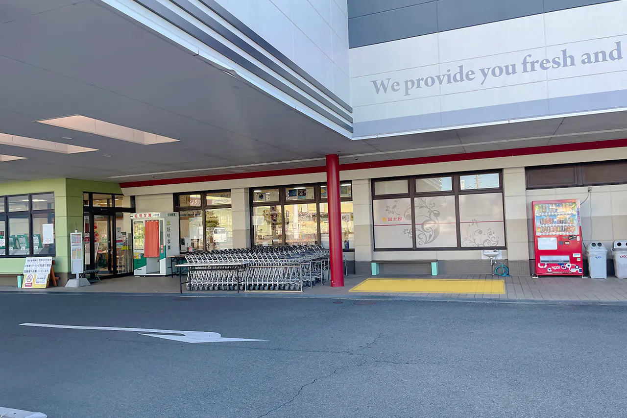 【富士屋東名店】キッチンカーやプロモーションに最適な店舗入口前の軒先スペース