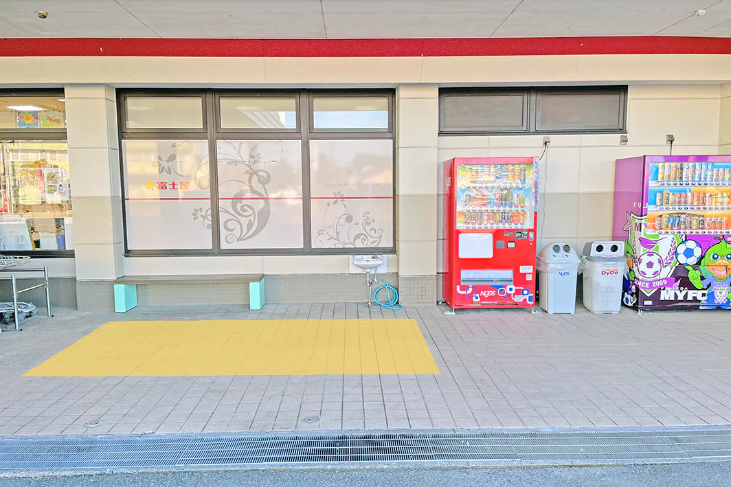 【富士屋東名店】キッチンカーやプロモーションに最適な店舗入口前の軒先スペース
