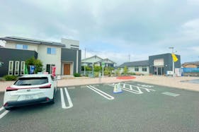 【館林ハウジングステージ】各種プロモーションイベントやポップアップストアでの出店に最適な住宅展示場インフォメーション前にある屋外スペース