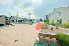 【館林ハウジングステージ】各種プロモーションイベントやポップアップストアでの出店に最適な住宅展示場インフォメーション前にある屋外スペース