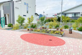 【館林ハウジングステージ】各種プロモーションイベントやポップアップストアでの出店に最適な住宅展示場インフォメーション前にある屋外スペース