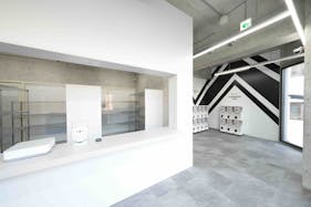 【原宿駅7分】展示会やポップアップストア出店に最適な自然光が入るモノトーン調のスペース 2F