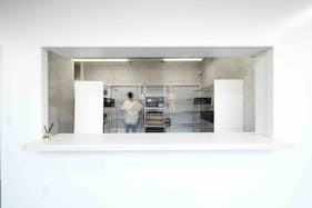 【原宿駅7分】展示会やポップアップストア出店に最適な自然光が入るモノトーン調のスペース 2F