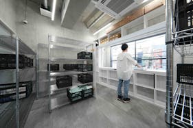 【原宿駅7分】展示会やポップアップストア出店に最適な自然光が入るモノトーン調のスペース 2F