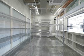 【原宿駅7分】展示会やポップアップストア出店に最適な自然光が入るモノトーン調のスペース 2F