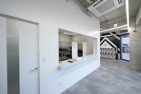 【原宿駅7分】展示会やポップアップストア出店に最適な自然光が入るモノトーン調のスペース 2F