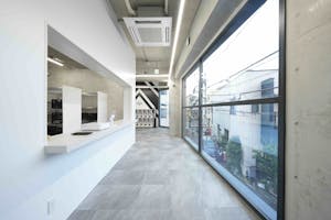【原宿駅7分】展示会やポップアップストア出店に最適な自然光が入るモノトーン調のスペース 2F