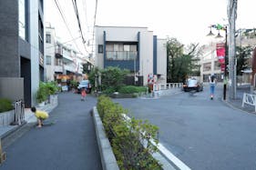 【原宿駅7分】展示会やポップアップストア出店に最適な自然光が入るモノトーン調のスペース 2F