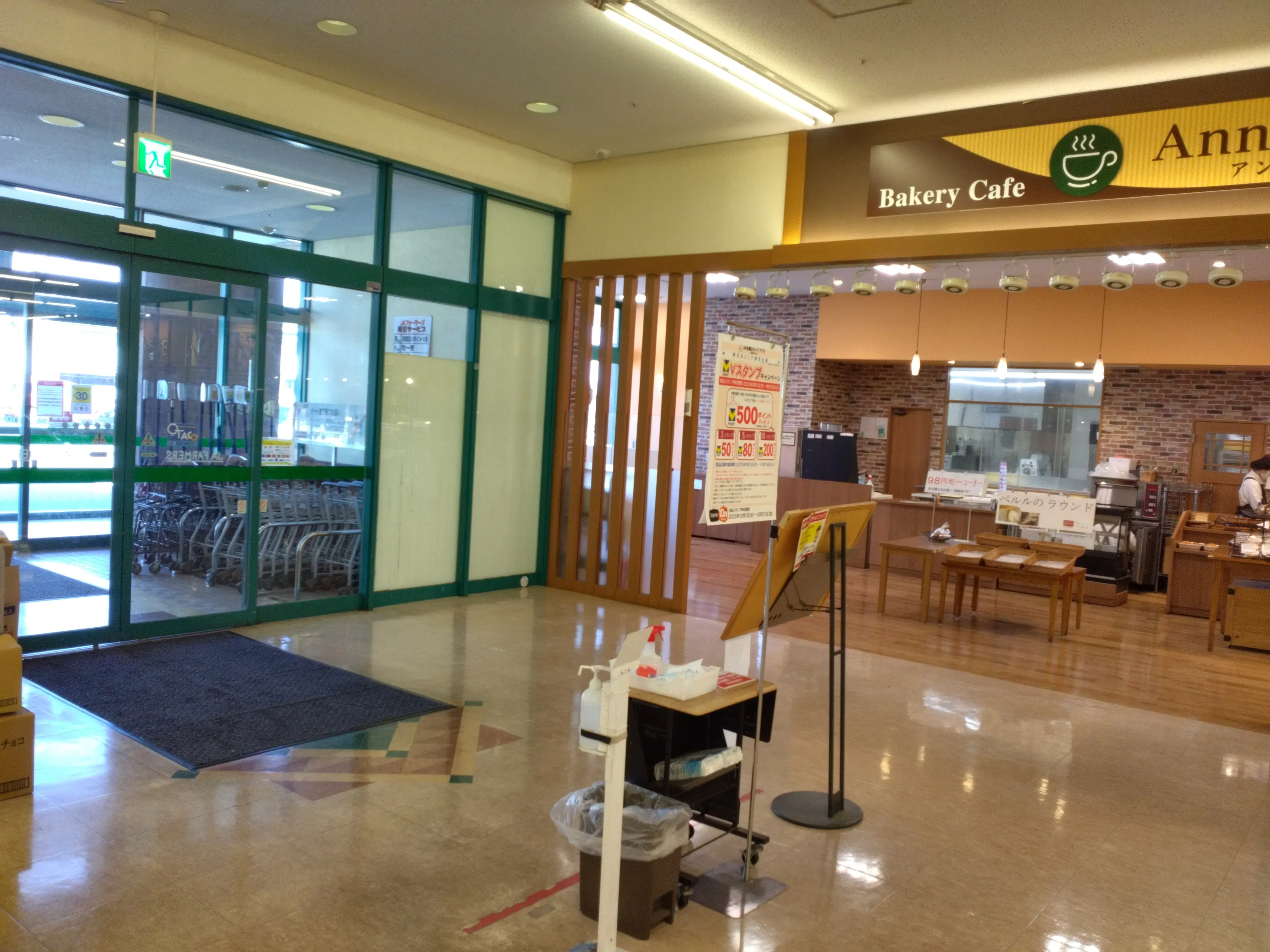 【JAファーマーズブレイス店】物販やプロモーションで利用可能な東側入口内スペース