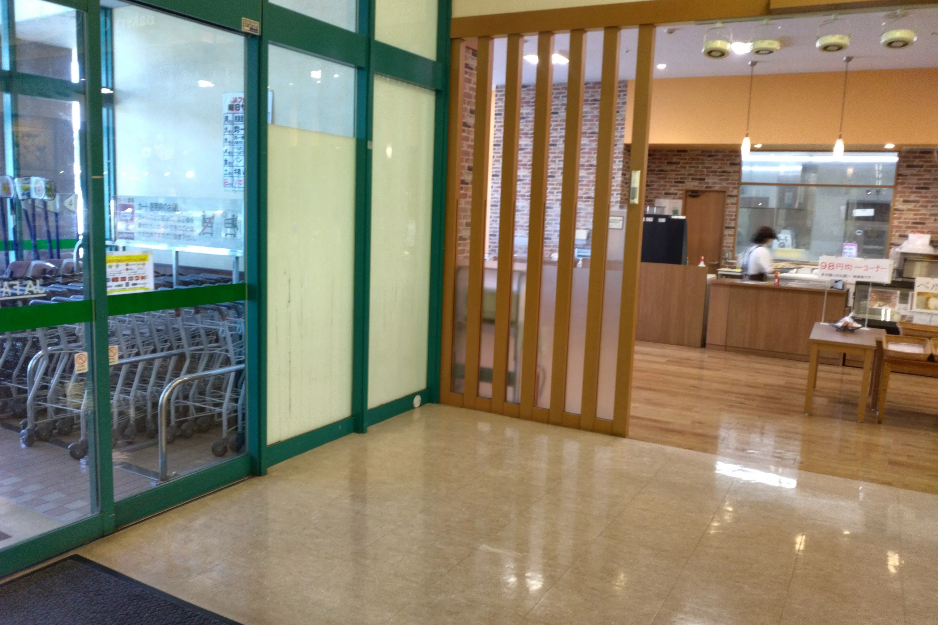 【JAファーマーズブレイス店】物販やプロモーションで利用可能な東側入口内スペース