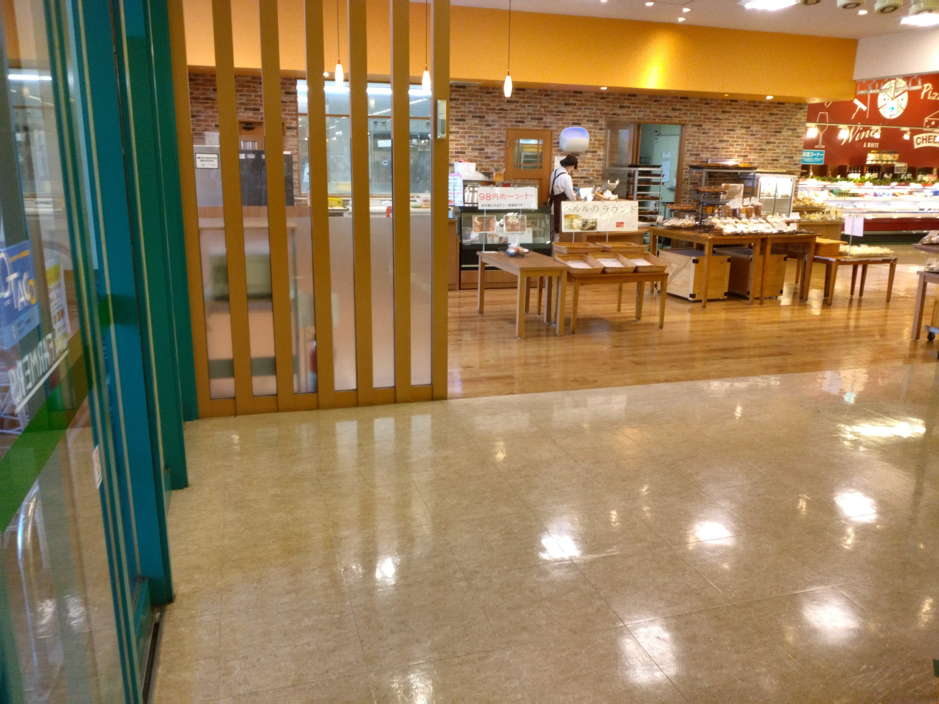 【JAファーマーズブレイス店】物販やプロモーションで利用可能な東側入口内スペース