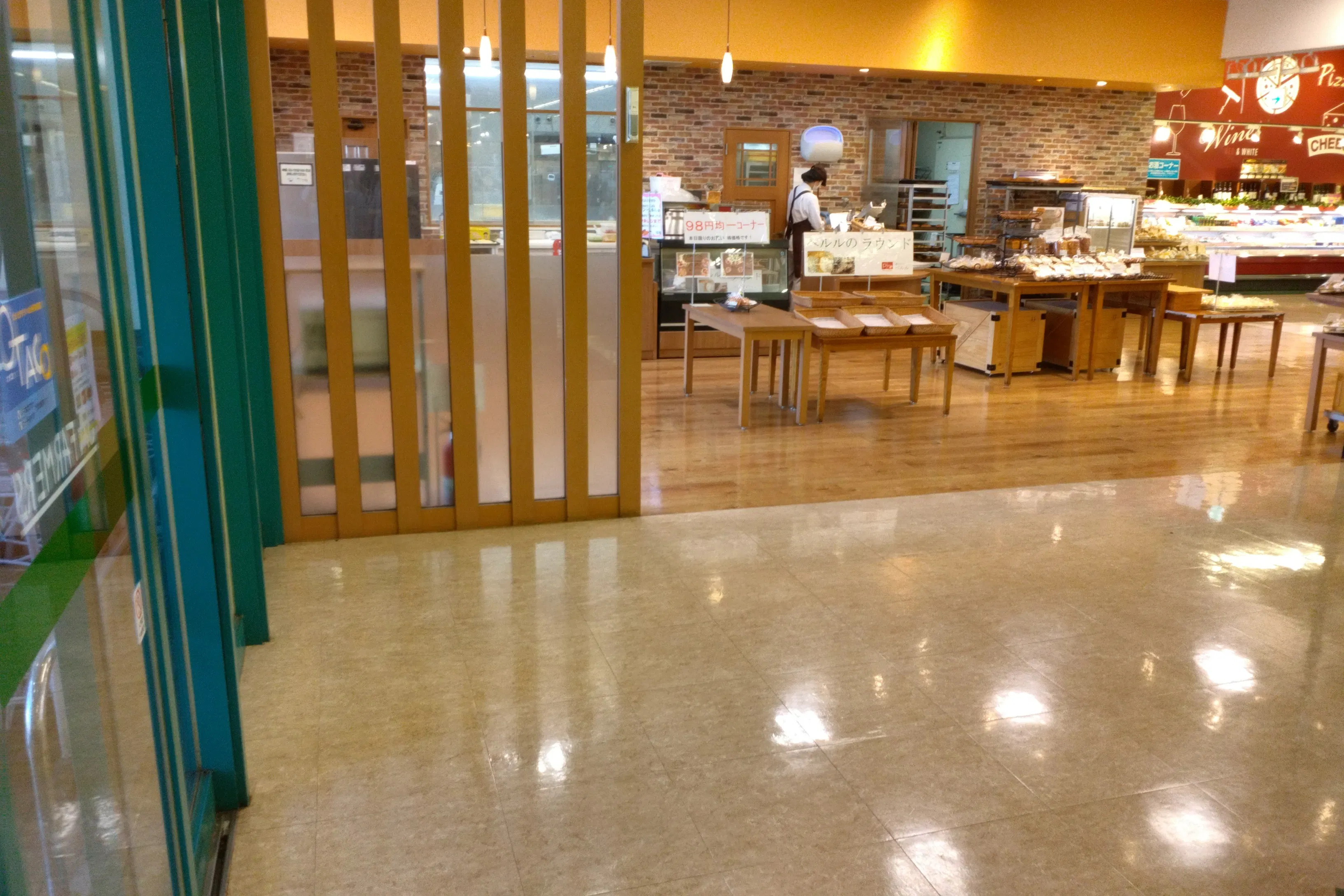 【JAファーマーズブレイス店】物販やプロモーションで利用可能な東側入口内スペース