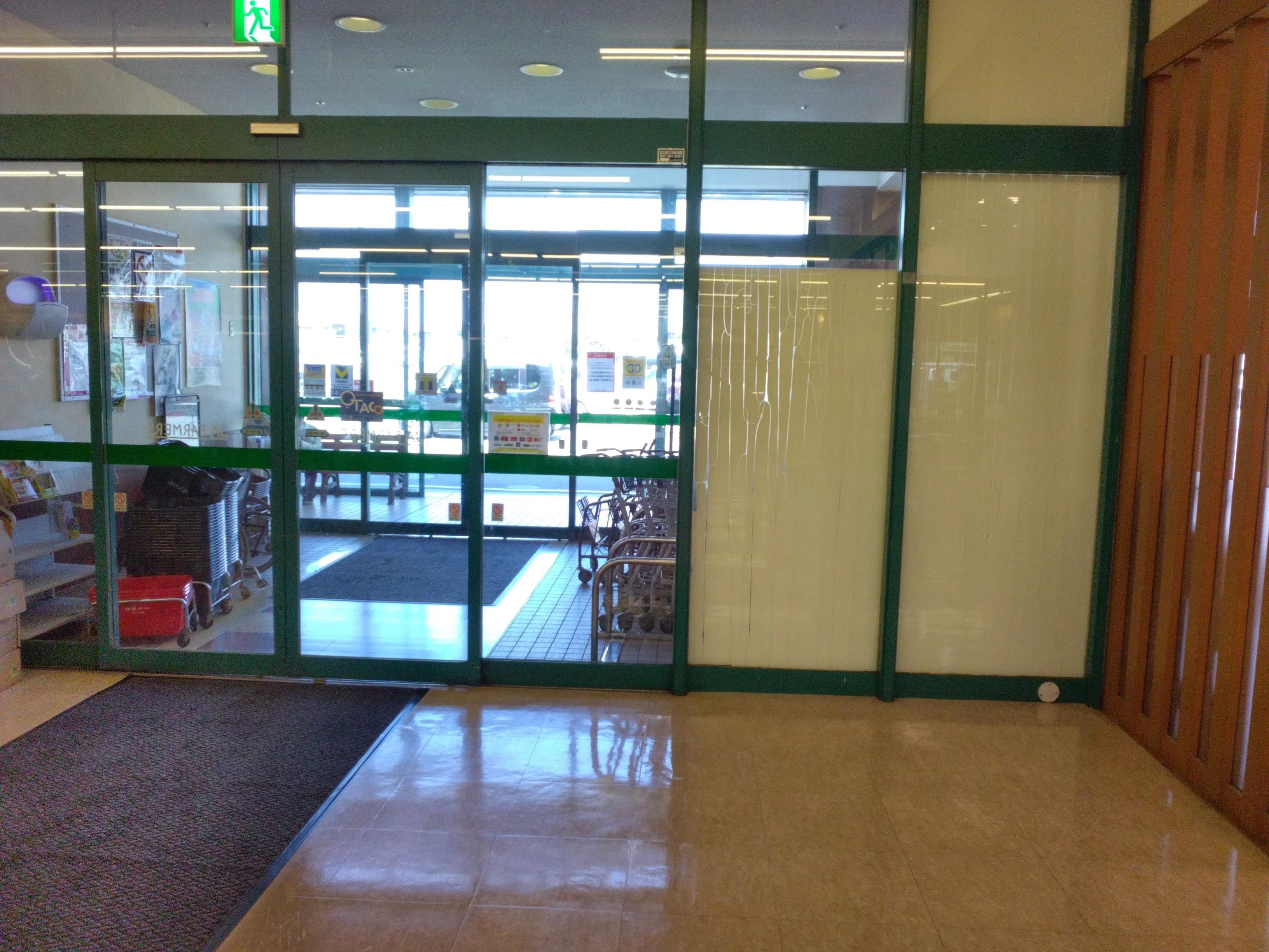 【JAファーマーズブレイス店】物販やプロモーションで利用可能な東側入口内スペース