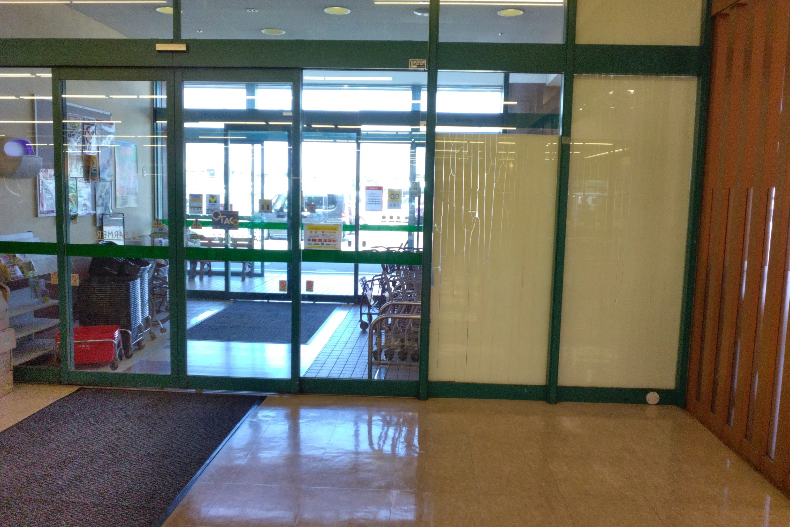 【JAファーマーズブレイス店】物販やプロモーションで利用可能な東側入口内スペース