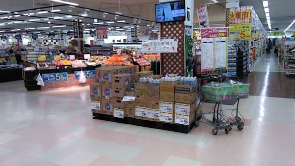 【イオンスーパーセンター湯沢店】プロモーションや物販に最適なスーパーセンター内食品入口柱前のイベントスペース