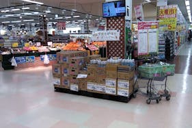 【イオンスーパーセンター湯沢店】プロモーションや物販に最適なスーパーセンター内食品入口柱前のイベントスペース