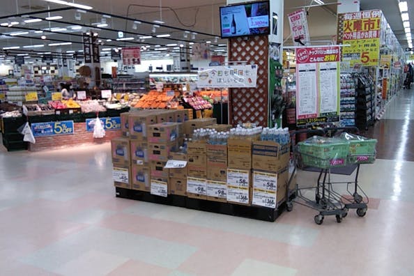 【イオンスーパーセンター湯沢店】プロモーションや物販に最適なスーパーセンター内食品入口柱前のイベントスペース