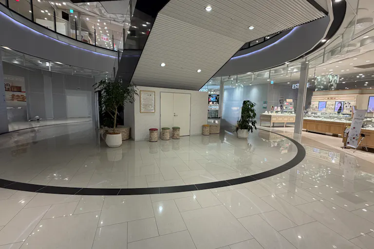 【イオンモール旭川駅前】④エスカレーター下の画像1
