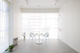 【恵比寿駅2分】 アパレルの展示会やポップアップ等に最適なガラス張りビルで天高4mを誇る開放感のあるスタジオ