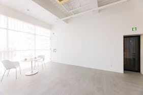【恵比寿駅2分】 アパレルの展示会やポップアップ等に最適なガラス張りビルで天高4mを誇る開放感のあるスタジオ