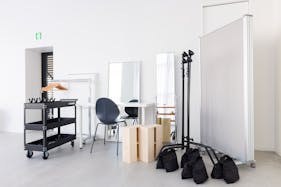 【恵比寿駅2分】 アパレルの展示会やポップアップ等に最適なガラス張りビルで天高4mを誇る開放感のあるスタジオ