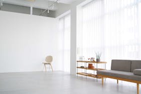 【恵比寿駅2分】 アパレルの展示会やポップアップ等に最適なガラス張りビルで天高4mを誇る開放感のあるスタジオ